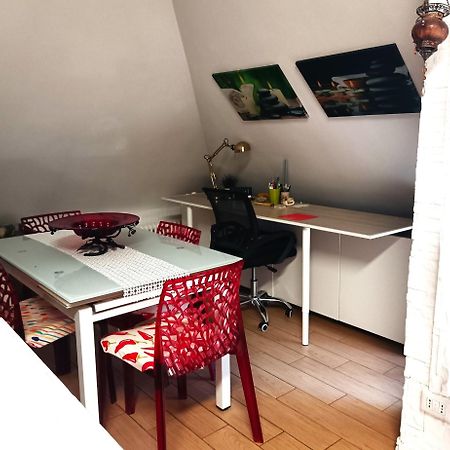 Appartement La Mansarda Di Pero Con Terrazza Extérieur photo