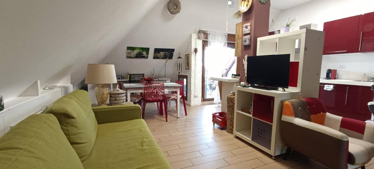 Appartement La Mansarda Di Pero Con Terrazza Extérieur photo